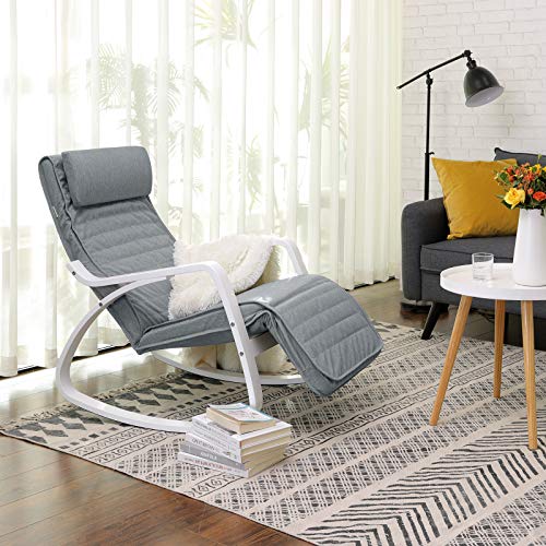 Scaun de lemn de mesteacan cu functie de leganare, Scaun de relaxare, Suport pentru picioare reglabil in 5 niveluri, Husa din material textil sintetic, Greutate maxima suportata 150 kg, Pentru living sau dormitor, Culoare Gri deschis . SONGMICS